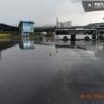Pod kolesami autobusu za sebou vliekol chodkyňu, kričala, no vodič ju nepočul, skončila v nemocnici