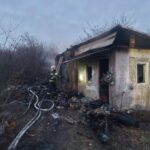 Hasiči v poslednej chvíli zachránili osobu z horiaceho domu