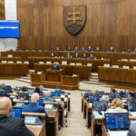 Dlh rastie, ekonomika stojí. Vláda a opozícia sa nevedia zhodnúť, kto brzdí Slovensko
