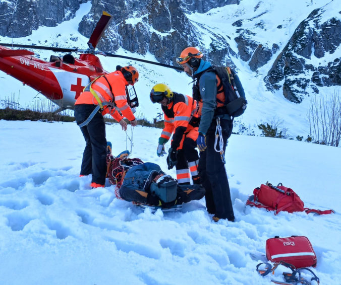 Skialpinista odtrhol v Tatrách doskovú lavínu, zachraňovali ho horskí aj leteckí záchranári