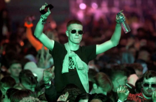 Tritisíc ľudí v Británii sa mohlo legálne zabávať v nočnom klube, na ostrovoch spustili testovacie podujatia