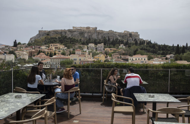 Terasy kaviarní a reštaurácii v Grécku dostali zelenú, posunul sa aj zákaz nočného vychádzania