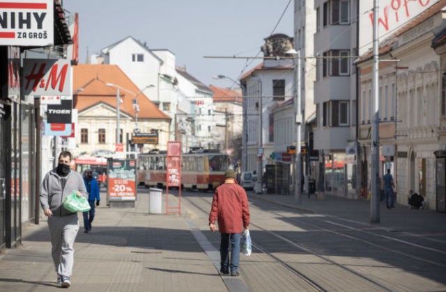 Zákaz vychádzania zostáva na Slovensku stále v platnosti, rušia sa však nákupné hodiny pre seniorov