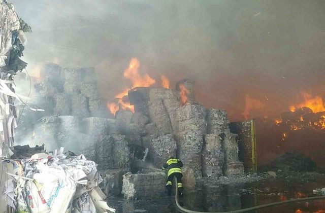 Hasiči bojujú s požiarom pri Banskej Bystrici, oheň zachvátil halu s uskladneným papierom