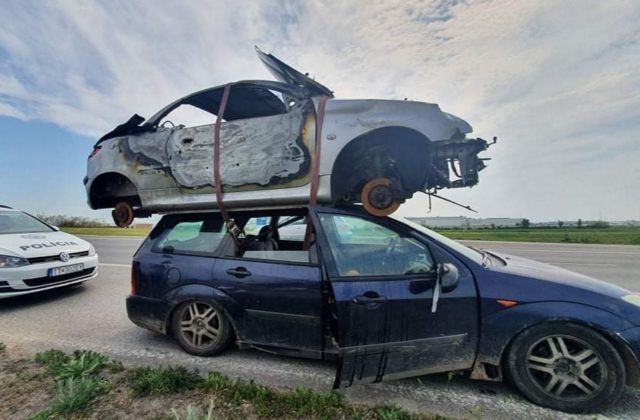 Na streche auta viezol vrak iného vozidla, prišiel o značky a odobrať mu môžu aj vodičák (foto)