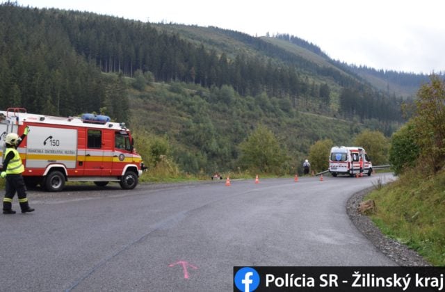 Muž po nehode skončil s autom zakliesnený v strmej rokline