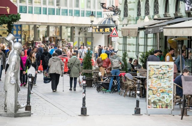 Situácia na Slovensku sa naďalej zlepšuje, do nemocníc prijímajú 50 ľudí denne