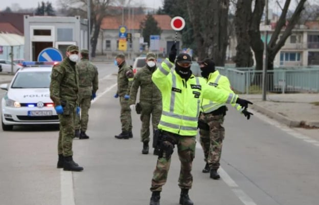 Opitý vodič narazil do zadnej časti pred ním idúceho vozidla, skončil v policajnej cele