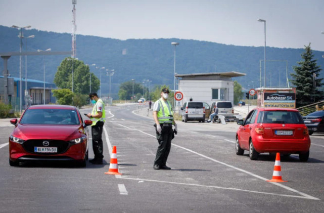 Slováci cestujú do Rakúska na nákupy, po príchode však naďalej musia do karantény