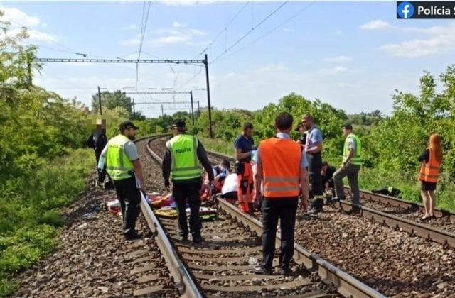 Vlak zrazil dve maloleté dievčatá, doprava pri Devínskej Novej Vsi bola zastavená