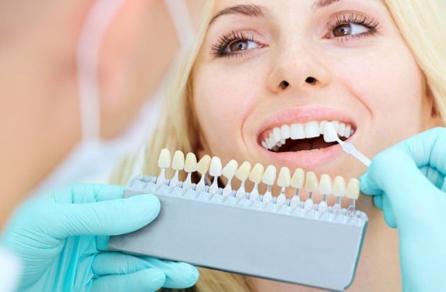 Hygienici upozorňujú na nebezpečné farby na tvár aj výrobok na bielenie zubov, môžu podráždiť telo
