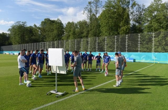 Slovenskí futbalisti majú za sebou prvý tréning v Petrohrade. Mintál verí, že si na ME ustrážia Lewandowského (video)