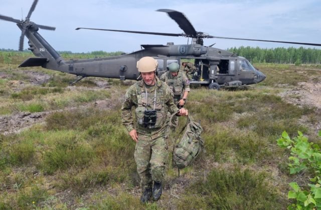 Slovenskí delostrelci cvičia v Lotyšsku paľbu do vzduchu, na tréningy využívajú aj vojenské vrtuľníky