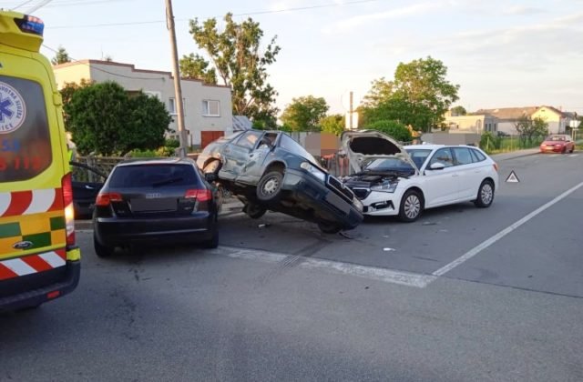 Dopravná nehoda v Dvoriankach si vyžiadala štyri zranené osoby, vodič nedal prednosť na hlavnej ceste
