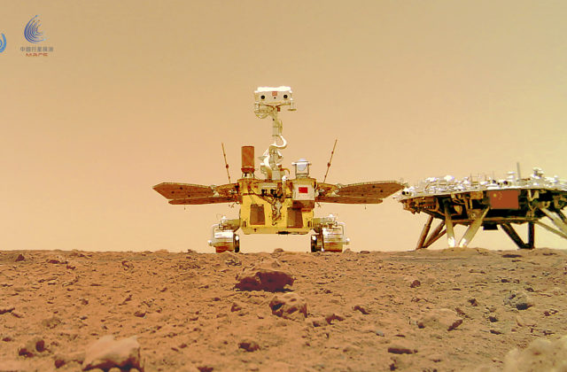 Čínsky rover si urobil na Marse selfie, NASA dúfa v skoré zozbieranie prvých vzoriek