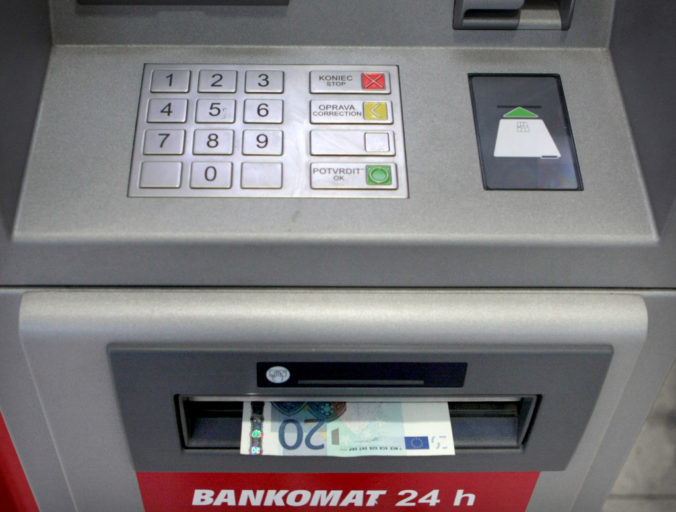 Polícia pátra po páchateľoch, ktorí poškodili bankomat v Turni nad Bodvou
