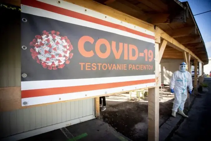 Občania s príznakmi by sa mali testovať PCR testami, pripomína ministerstvo zdravotníctva