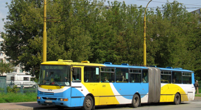 Počet zranení po odstránení bočných sedadiel v autobusoch MHD klesol