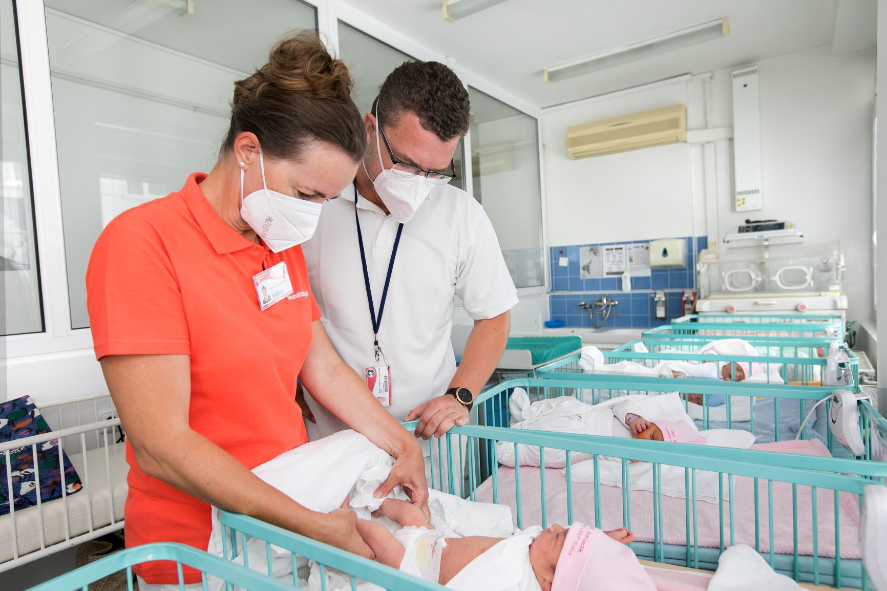 Asociácia nemocníc navrhuje vymedziť právo rodičky na prítomnosť blízkej osoby iba na dobu pôrodu