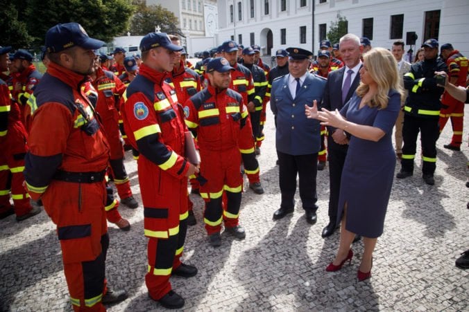 Slovenských hasičov po návrate z Grécka čakalo vrúcne privítanie. Dostali medailu a finančnú odmenu