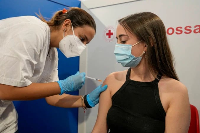 Protilátky po očkovaní sú lepšie ako po prekonaní ochorenia, dokazuje slovenský výskum
