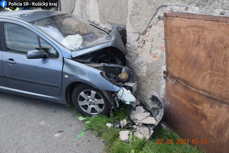 Pri dopravnej nehode v Slanskom Novom Meste utrpel vodič ťažké zranenia