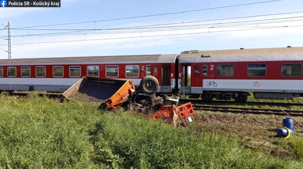 Osobný vlak sa zrazil s nákladným autom (foto)