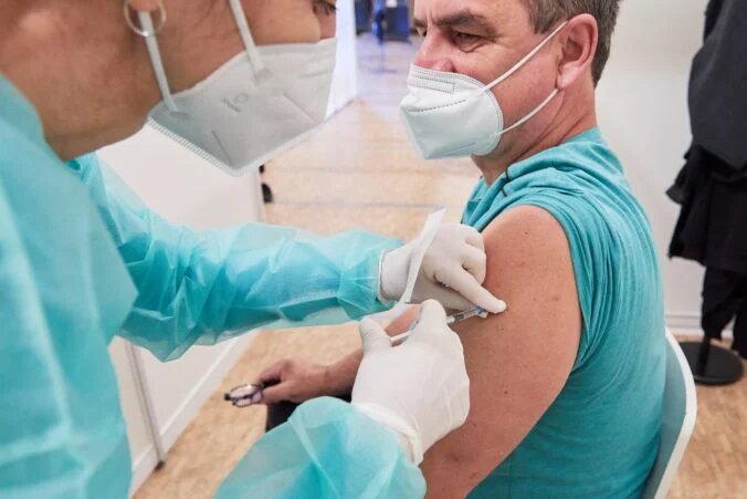 Ľudia budú na možnosť očkovania treťou dávkou upozornení SMS správou