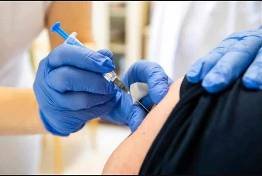 Očkovanie treťou dávkou bude umožnené aj tým ľuďom, ktorí sú plne zaočkovaní a zároveň prekonali ochorenie COVID-19