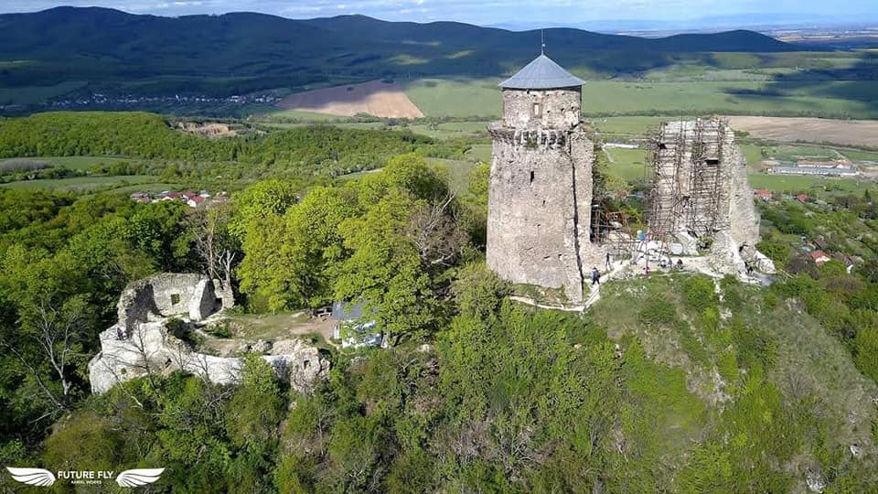 Na hrade Slanec pokračujú v obnove veže Nebojsa a múra paláca