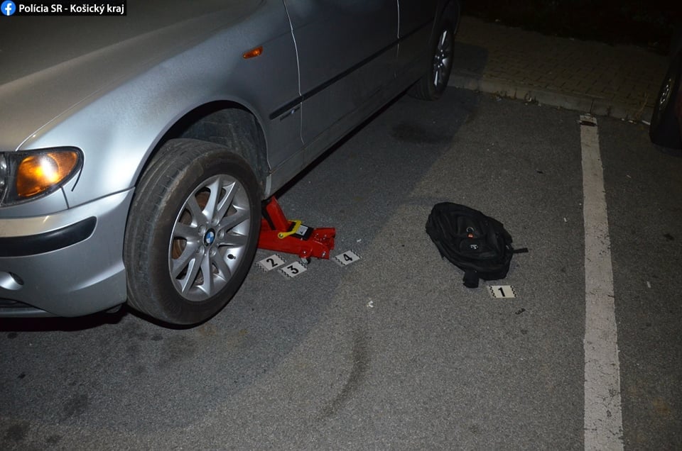 Dvaja Rumuni sa snažili ukradnúť katalyzátor zo zaparkovaného auta