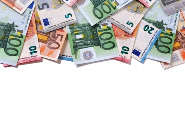 Poslanecké kluby dostanú raz za mesiac dohromady 4 200 eur