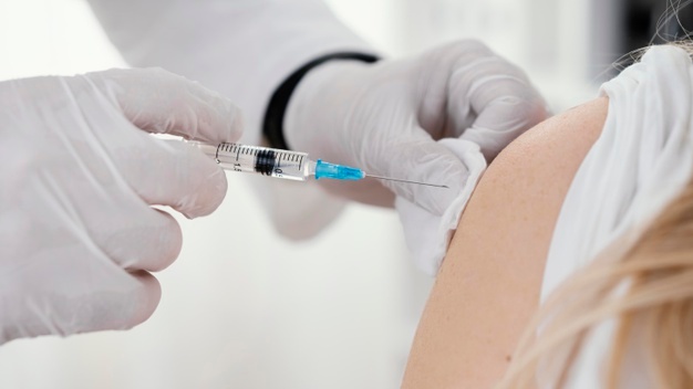 Podávanie posilňujúcich dávok vakcín neukončí pandémiu, varuje šéf WHO
