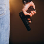 Policajt sa vyhrážal družke zastrelením psov, súd ho poslal do väzby