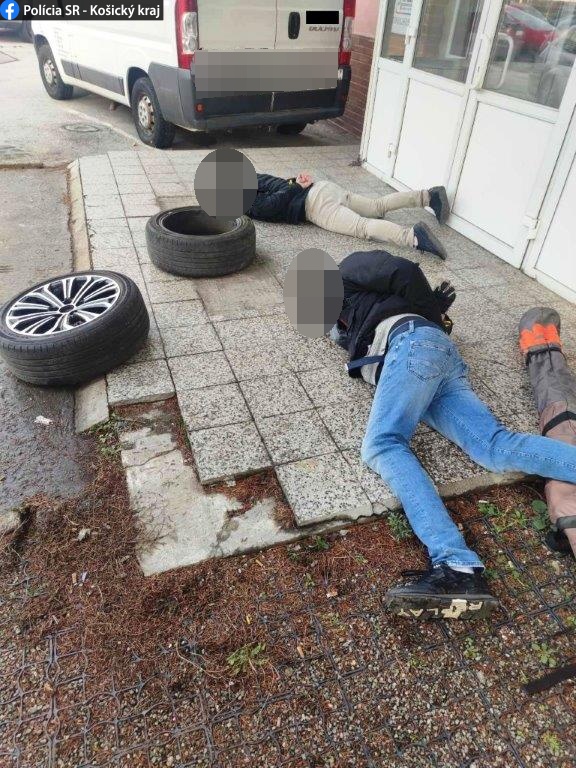 Majitelia garáží si vydýchnu. V rukách polície skončili dvaja muži, policajti však ešte neskončili