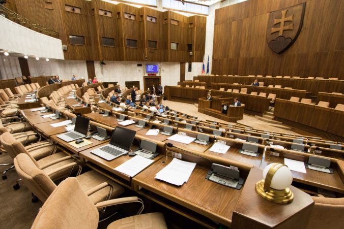 Súhrn legislatívnych návrhov z 2. februára, ktoré parlament posunul do druhého čítania