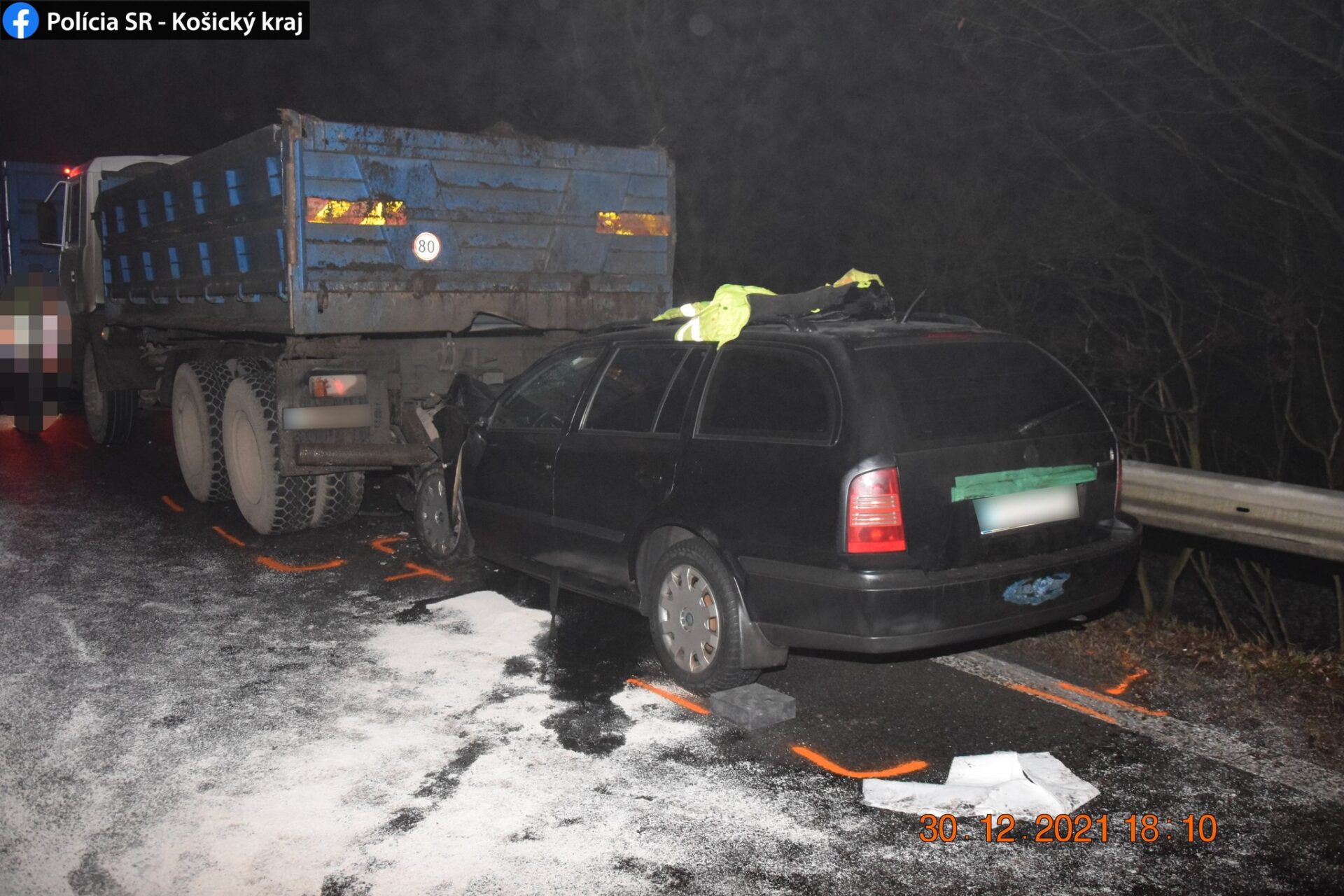 Pri Košických Oľšanoch narazilo osobné auto do nákladného, päť ľudí sa zranilo