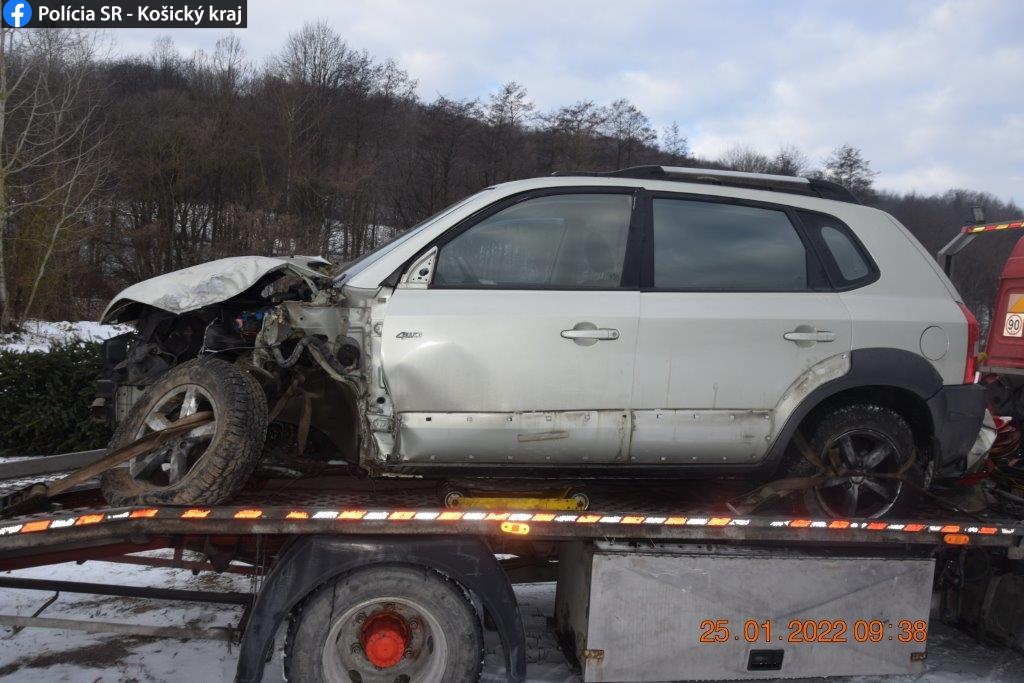 Vodič pri dopravnej nehode narazil do oplotenia, ťažko sa aj zranil spolujazdec (foto)