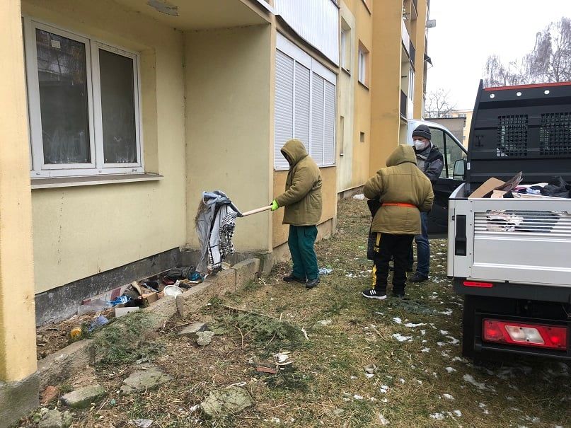 Pracovníci mestskej časti Košice-Západ upratovali ležoviská, kde prespávajú ľudia bez domova