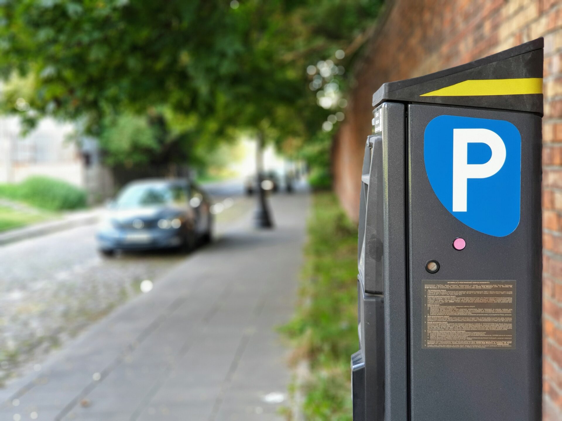 Posunutie termínu zákazu parkovania na chodníkoch počet parkovacích miest nerieši, vysvetľuje Drahovský