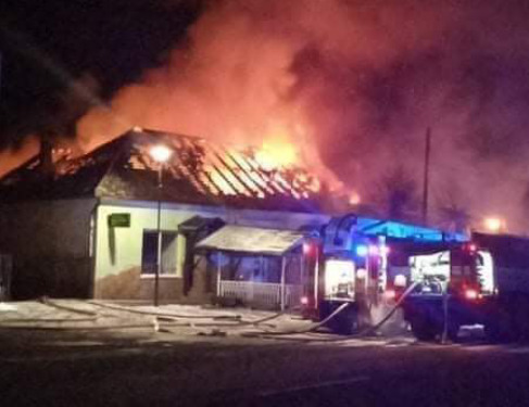 Škodu po požiari rodinného domu v Turni nad Bodvou odhadujú na 110.000 eur (foto)