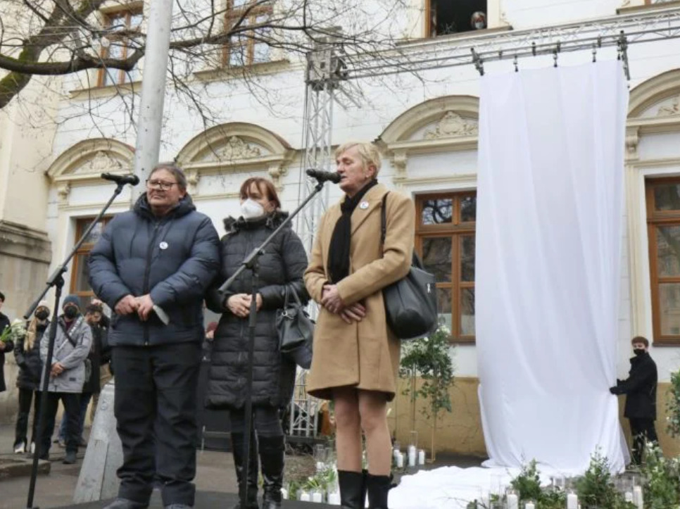 Novinárovi a jeho snúbenici odhalili v Bratislave pamätník (FOTO)