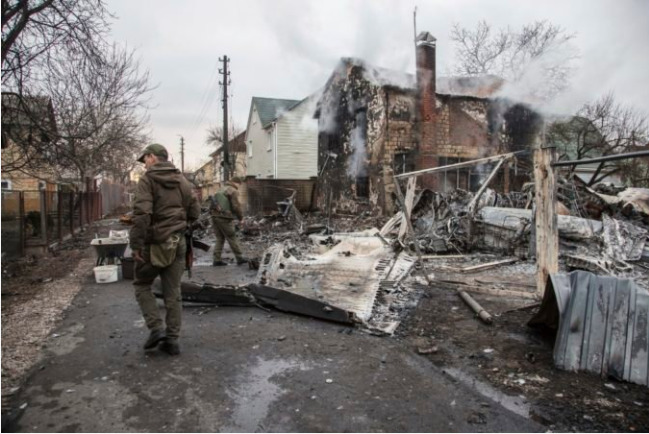 Boje o Kyjev pokračujú, úrady obyvateľov vyzvali, aby sa skryli