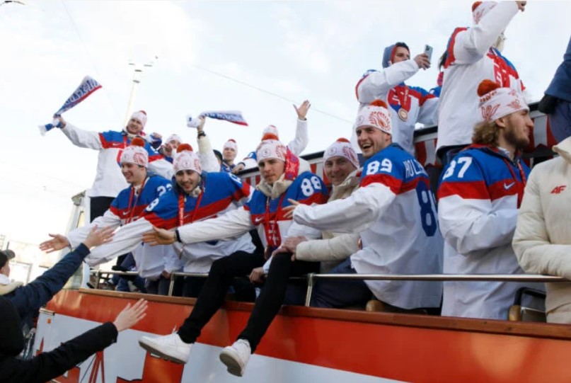 Hokejisti oslavujú medailu zo ZOH v uliciach spolu s fanúšikmi (FOTO)