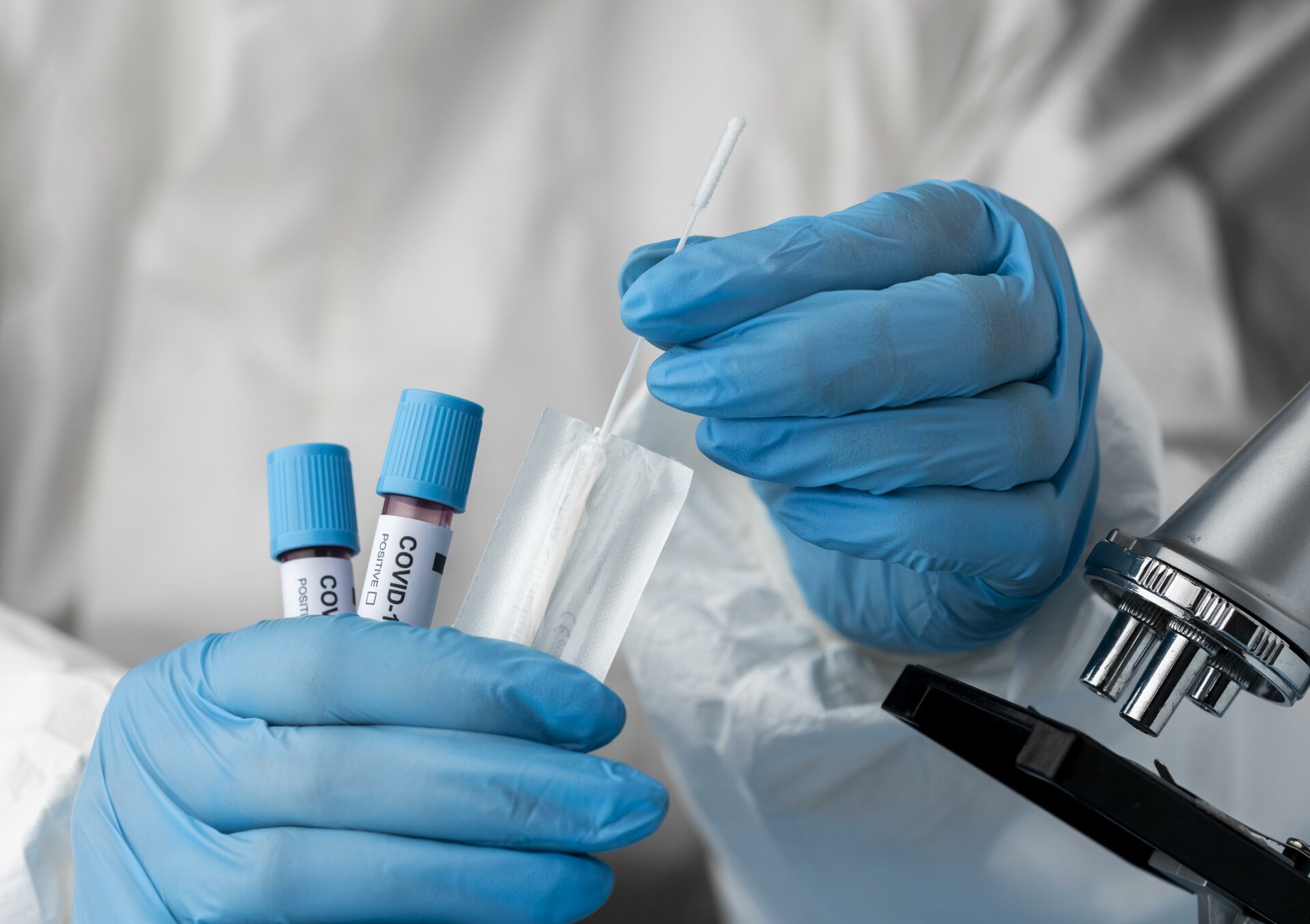 V nedeľu na Slovensku odhalili PCR testy takmer 10-tisíc nakazených, pribudlo 15 obetí