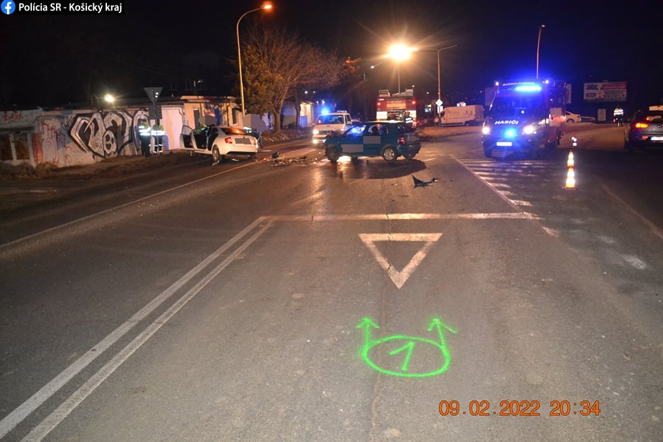 V Košiciach došlo k čelnej zrážke dvoch vozidiel (FOTO)