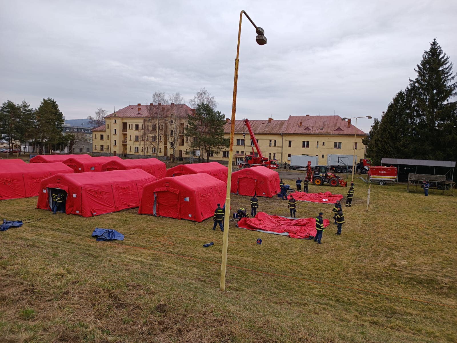 Utečencom z Ukrajiny pomáhajú aj slovenskí hasiči. Ako to vyzerá v núdzovom tábore?