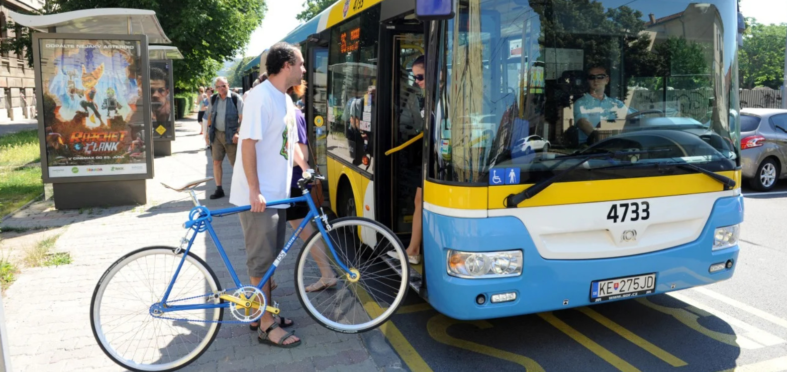 Cyklistická sezóna sa pomaly začína. Aké sú možnosti prepravy bicyklov v autobusoch?