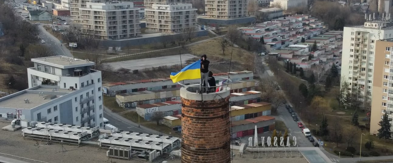 Na podporu Ukrajiny vyliezol až na 55m vysoký komín. Adrenalín vníma Peter ako odreagovanie