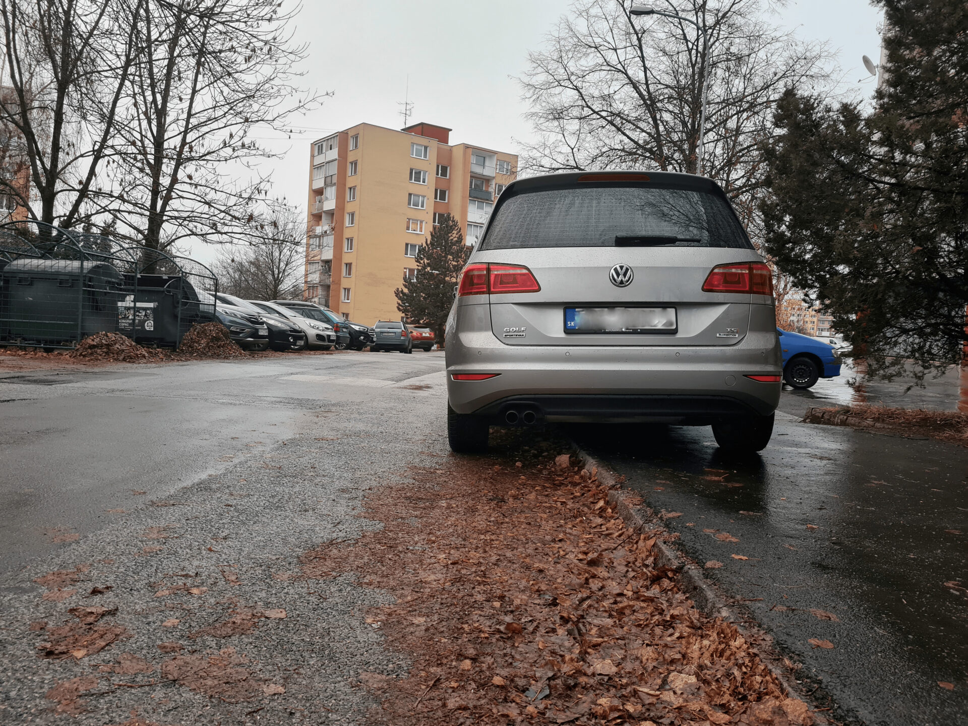 ANKETA: Zákaz parkovania na chodníkoch